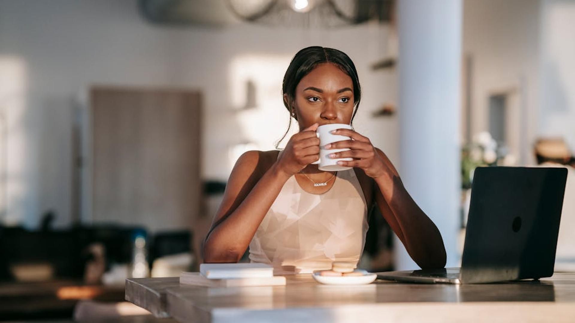 Mujer tomando café
