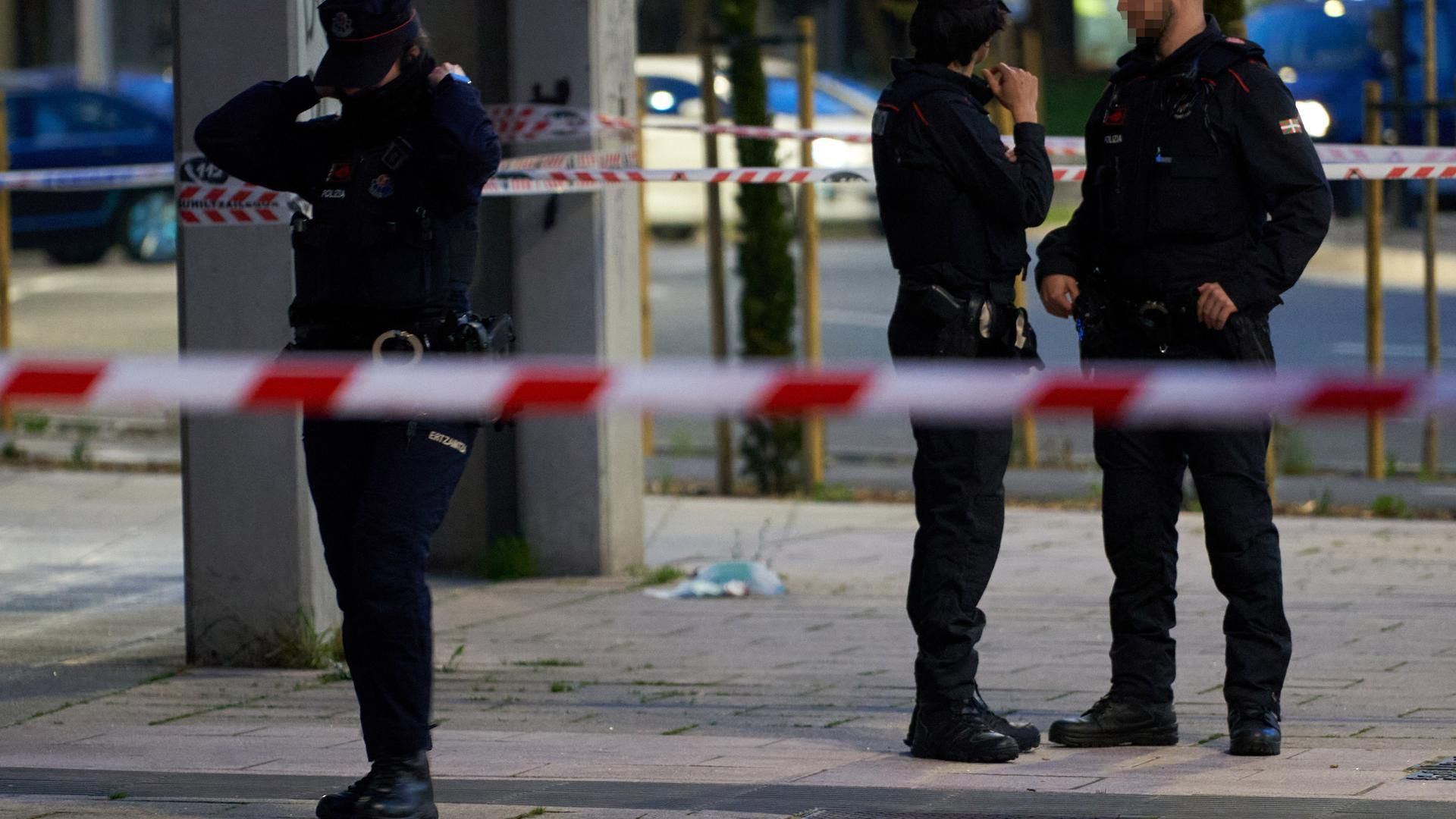 Tres agentes de la Ertzaintza vigilan durante un operativo policial, en Vitoria Tres agentes de la Ertzaintza vigilan durante un operativo policial, en Vitoria