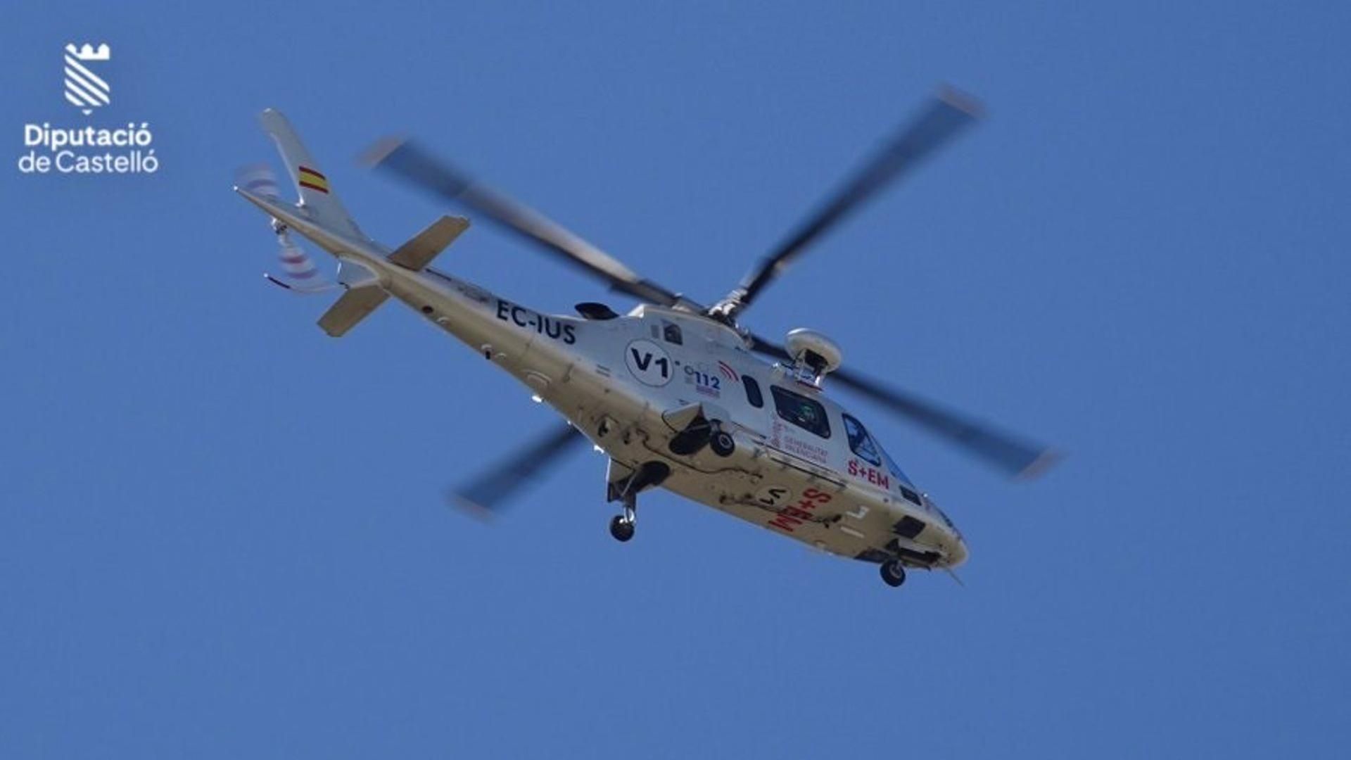 Un helicóptero participa en la búsqueda de la mujer