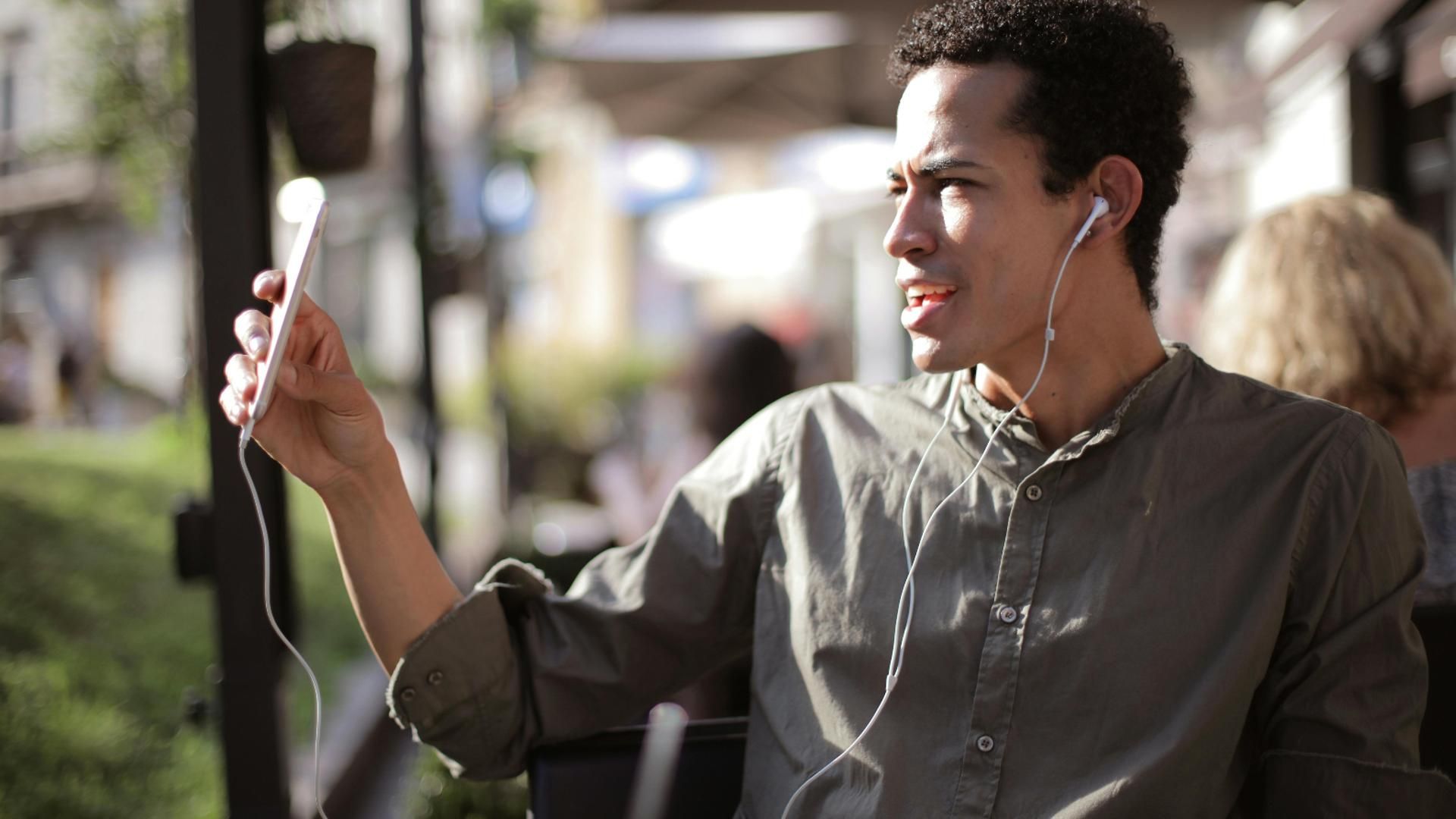 Un joven en una videollamada