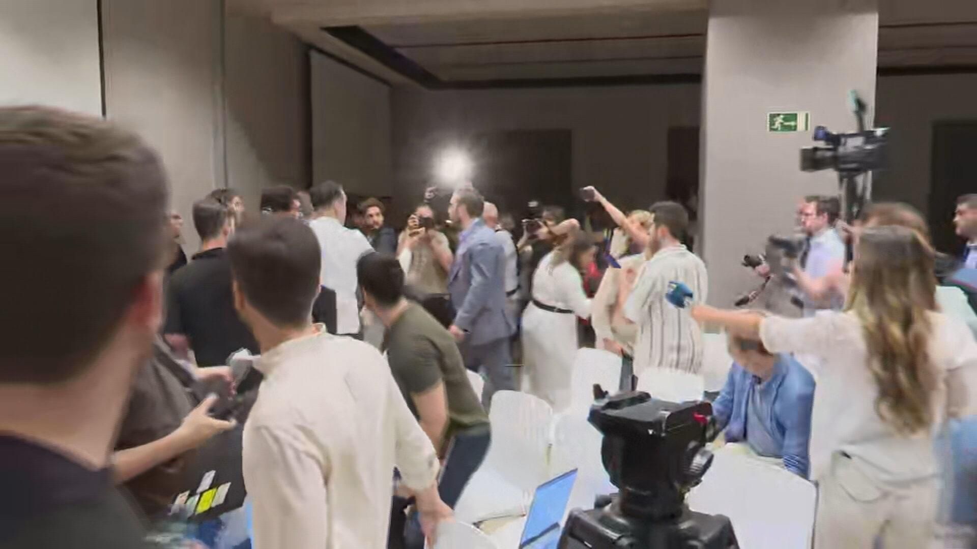 El altercado entre Aldama y Leire Díez tras terminar la rueda de prensa