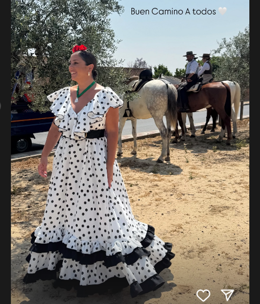 Anabel Pantoja, vestida con la bata rociera