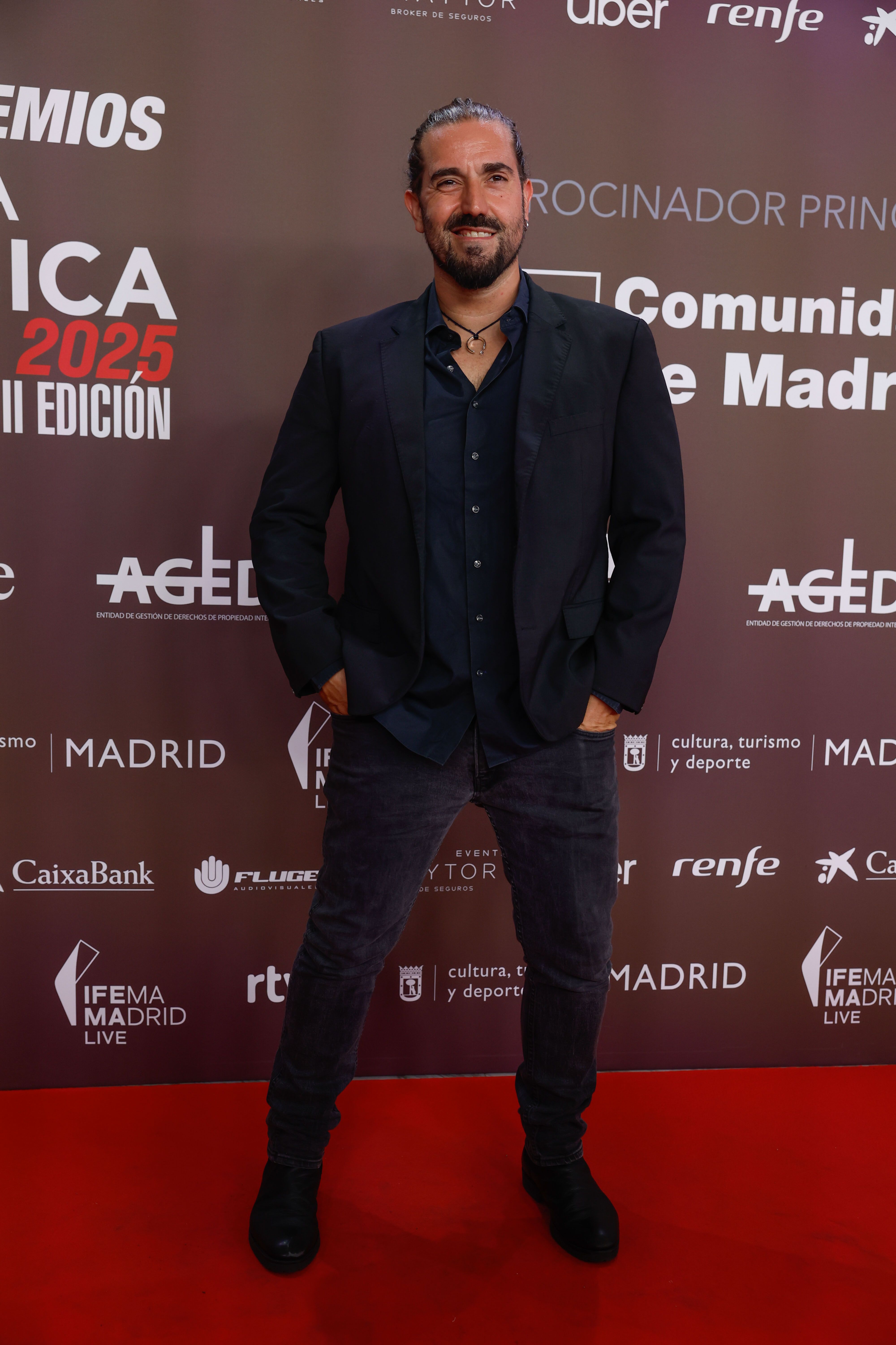 Andrés Suárez en la alfombra roja de los Premios de la Academia de la Música