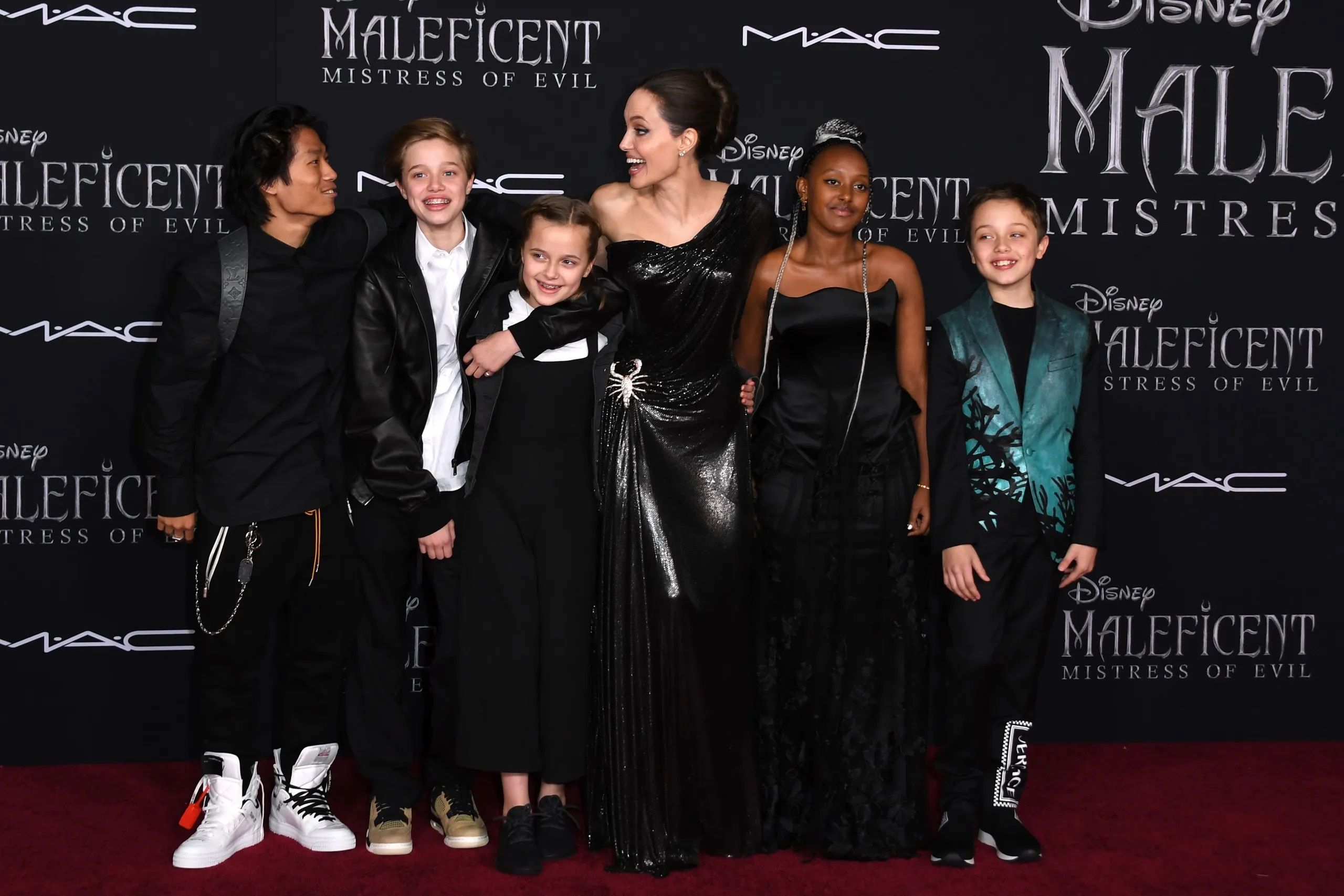 Angelina Jolie y sus hijos, en el estreno de Maléfica
