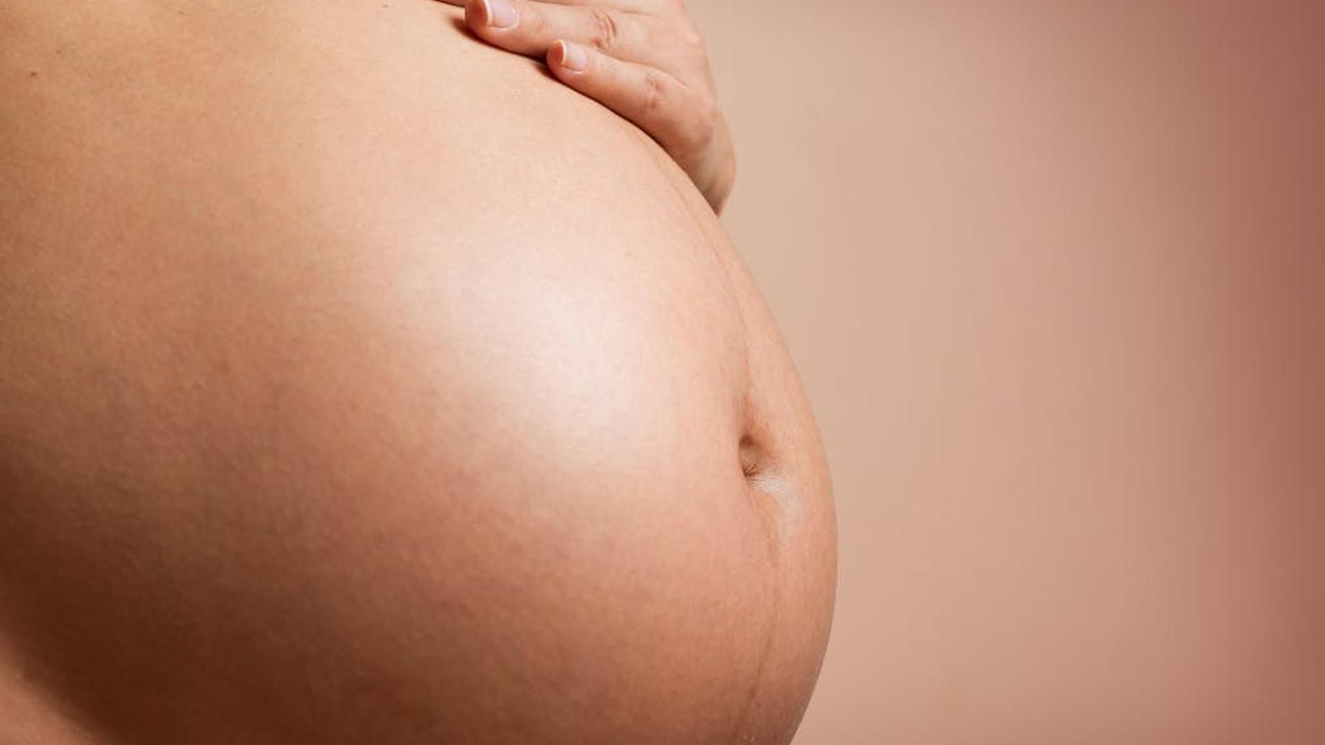 Barriga de una mujer embarazada