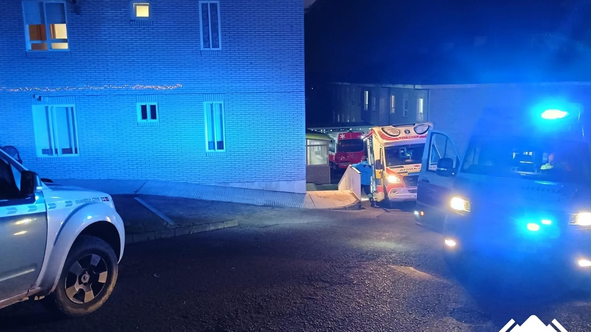 Bomberos sofocando el incendio en la residencia de ancianos en Siero, Asturias