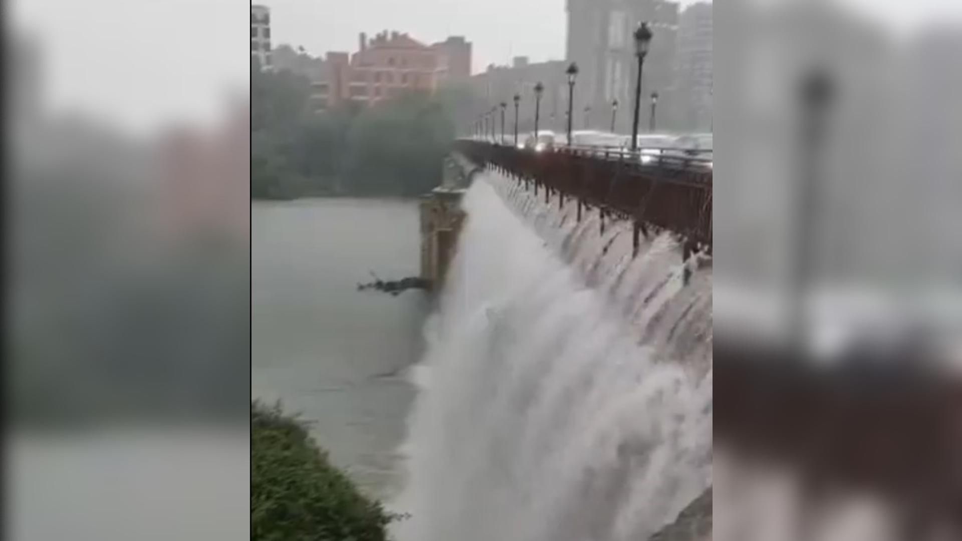 El ministro Óscar Puente comparte un impactante vídeo mostrando cómo caía el agua en Valladolid desde lo alto de un puente como si fuera una cascada.