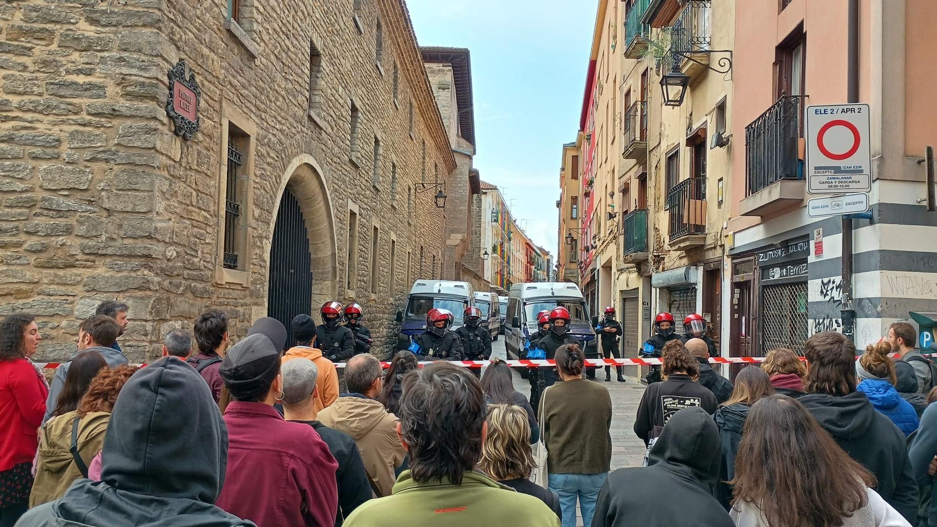 Enorme despliegue policial en las inmediaciones del número 51 de la calle Pintorería
