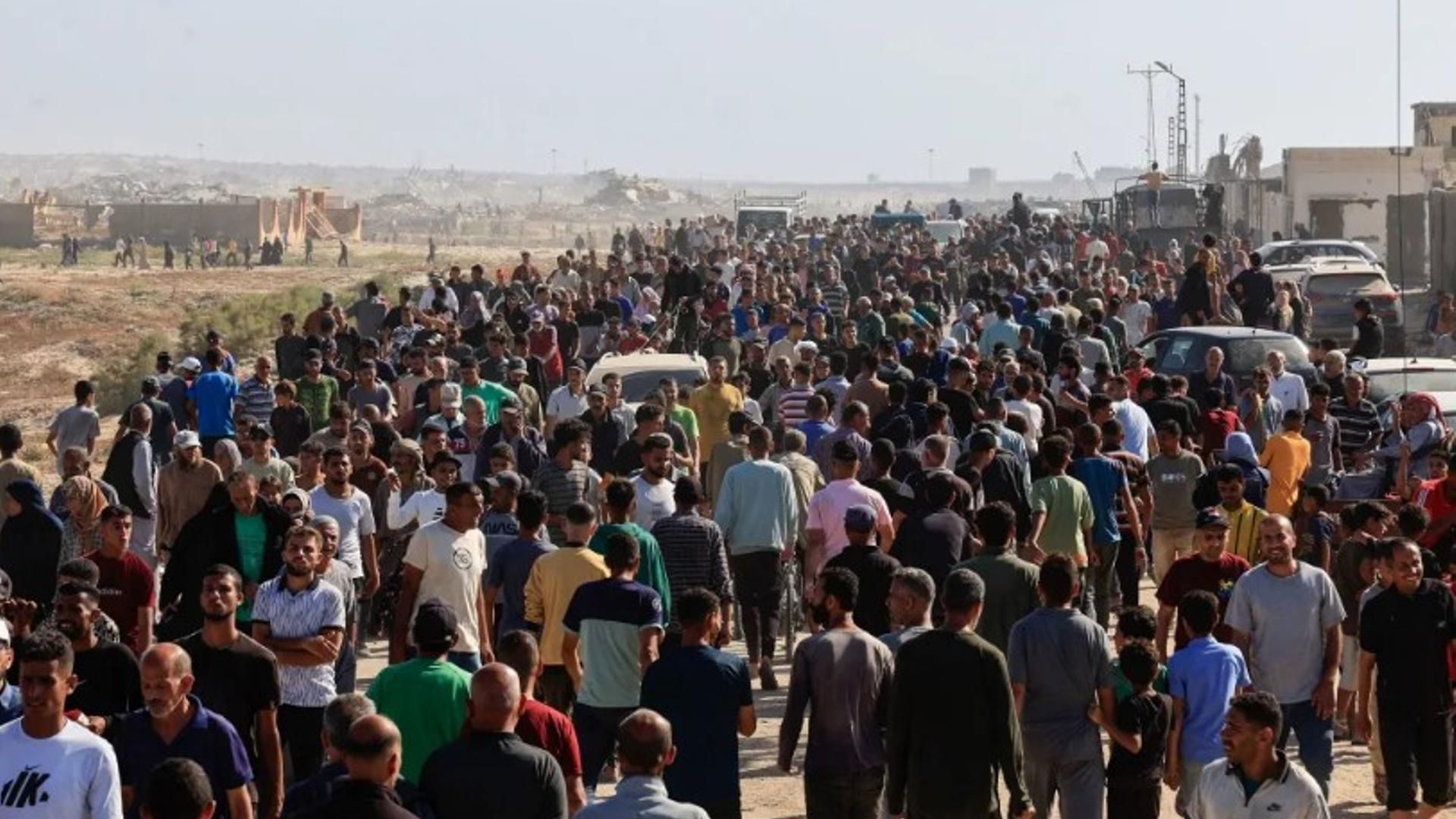 Grupos de civiles en los alrededores de un centro de reparto de alimentos en Rafah, Gaza.