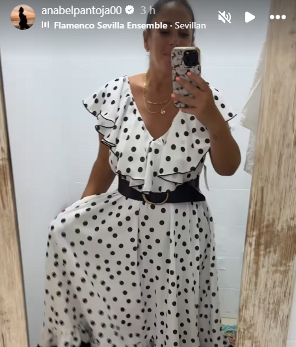 La bata rociera de Anabel Pantoja, en foto