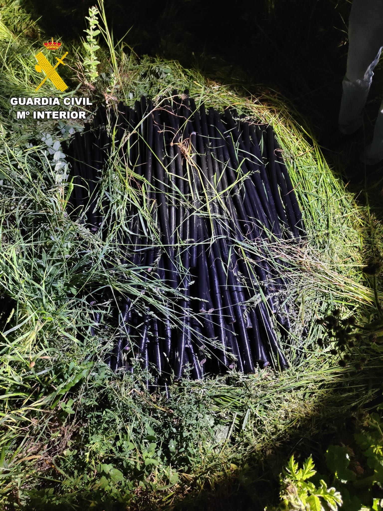 La Guardia Civil localizó 1400 kilos de cable de cobre escondidos entre la vegetación