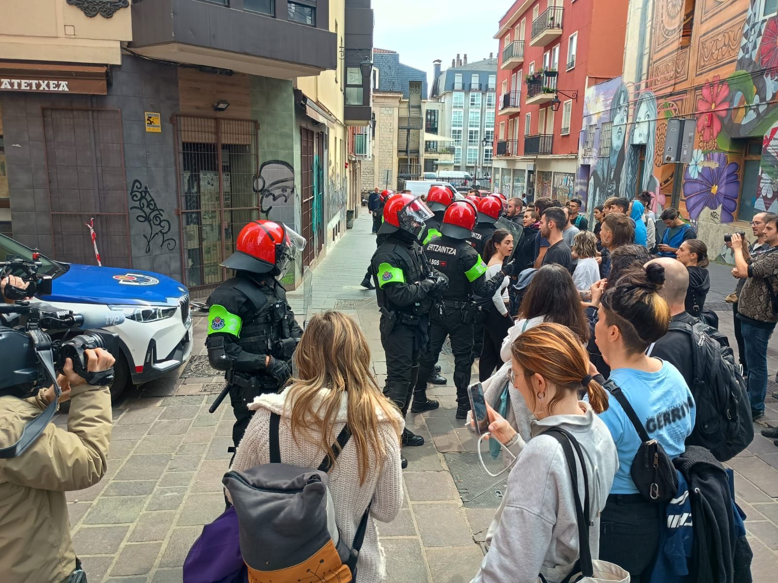 La policía blindaba la zona la pasada medianoche y desde primera hora muchos acudían "a defender" Korda