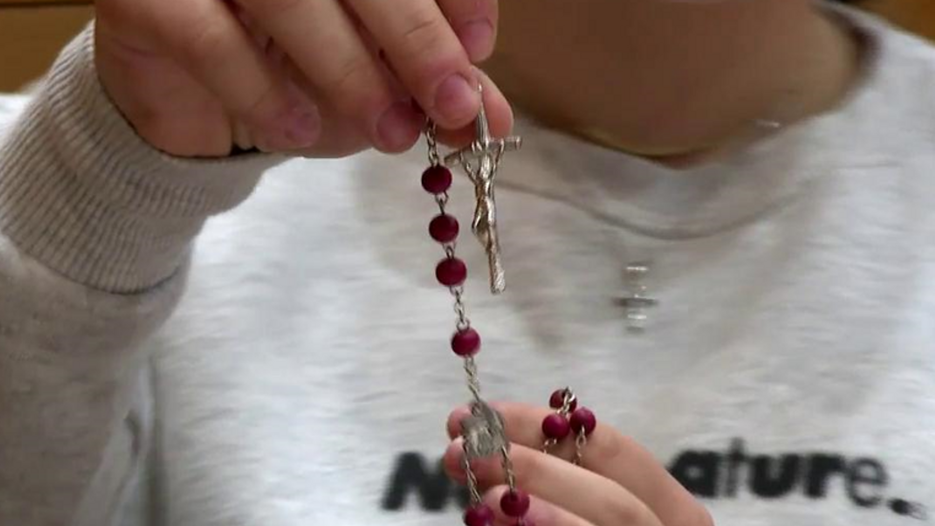 Las anécdotas del primer día de la PAU 2025: "Mi madre me ha dado como amuleto a la virgen de Lourdes, está bendecido"