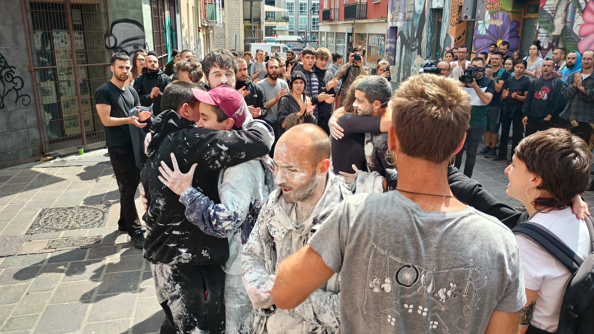 Los encerrados han sido recibidos entre abrazos por quienes esperaban fuera para protestar contra el desalojo