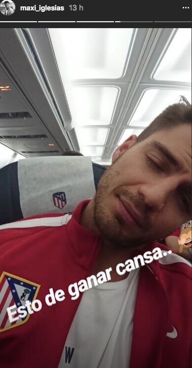 Maxi Iglesias en un avión con la camiseta del Atlético