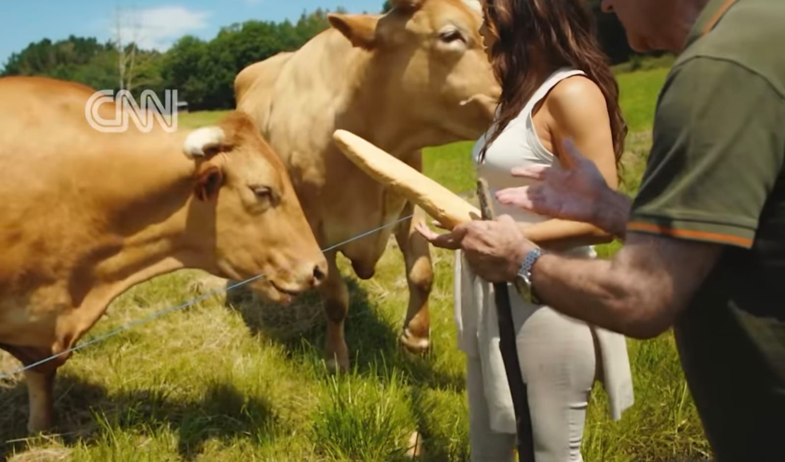 Momento del documental en que Eva Longoria visita una explotación ganadera de Lugo
