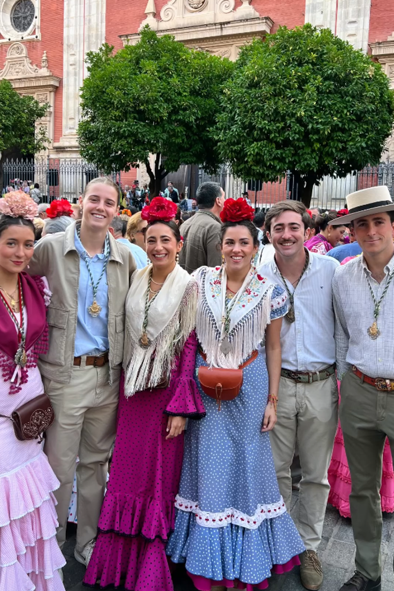 Naia Ocio, vestida para El Rocío con su pandilla