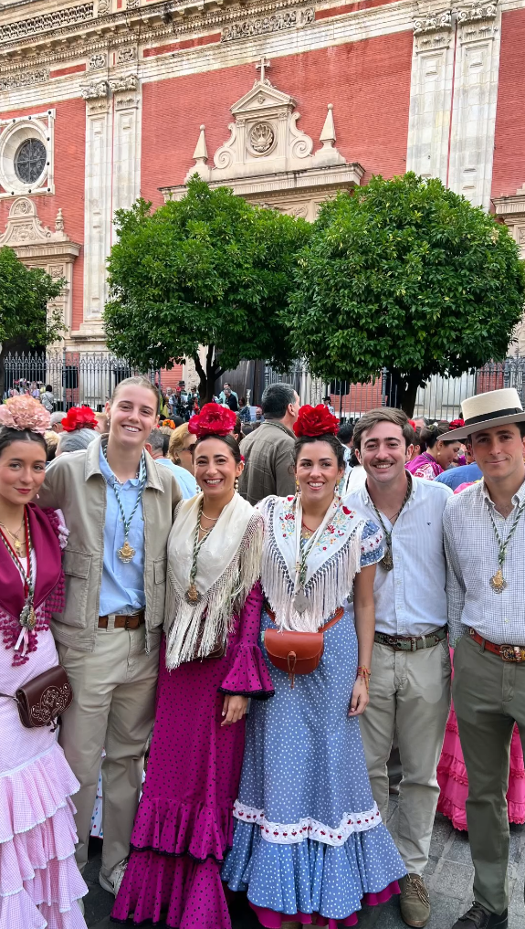 Naia Ocio, vestida para El Rocío con su pandilla