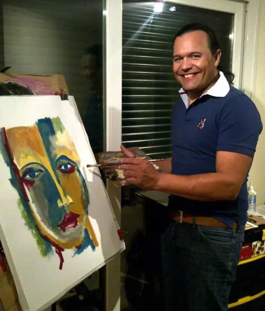 Nilo Manrique en una imagen actual pintando una de sus obras