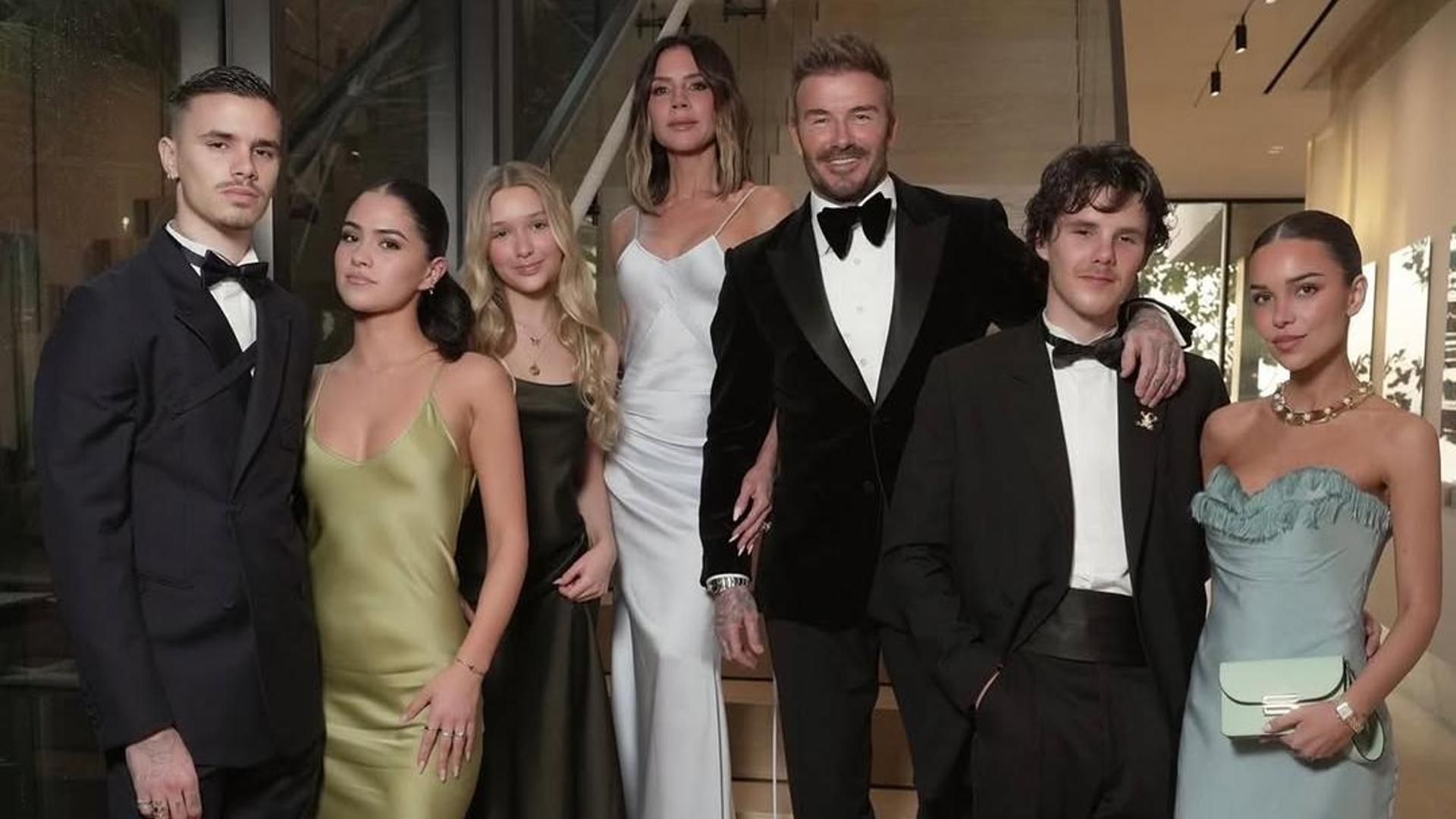 David y Victoria Beckham junto a sus hijos y sus novias, a excepción del hijo mayor, Brooklyn, y su mujer