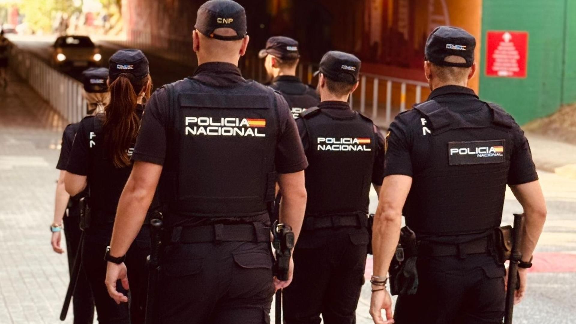 Agentes de la Policía Nacional Agentes de la Policía Nacional