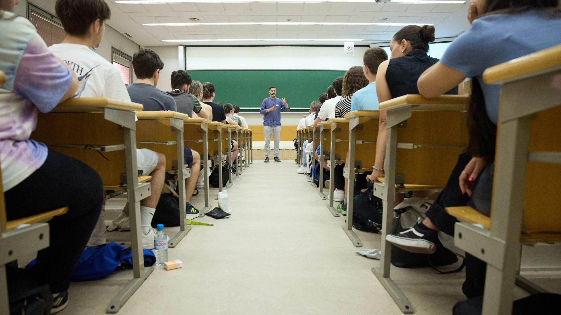 Alumnos en un aula al comienzo de un examen Alumnos en un aula al comienzo de un examen