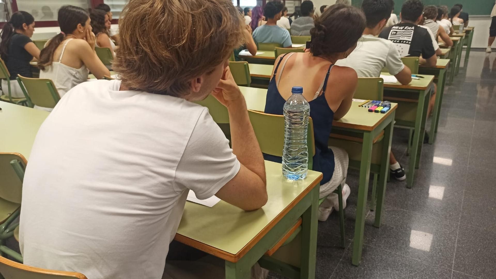 Alumnos esperando el reparto de un examen de la PAU en Valencia
