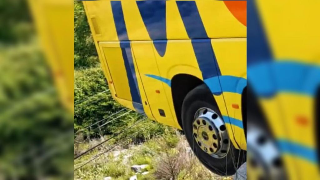 Autobús al borde de un precipicio en Granada