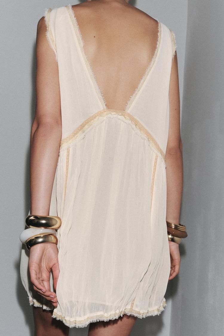 Detalle del escote en la espalda del vestido de Zara