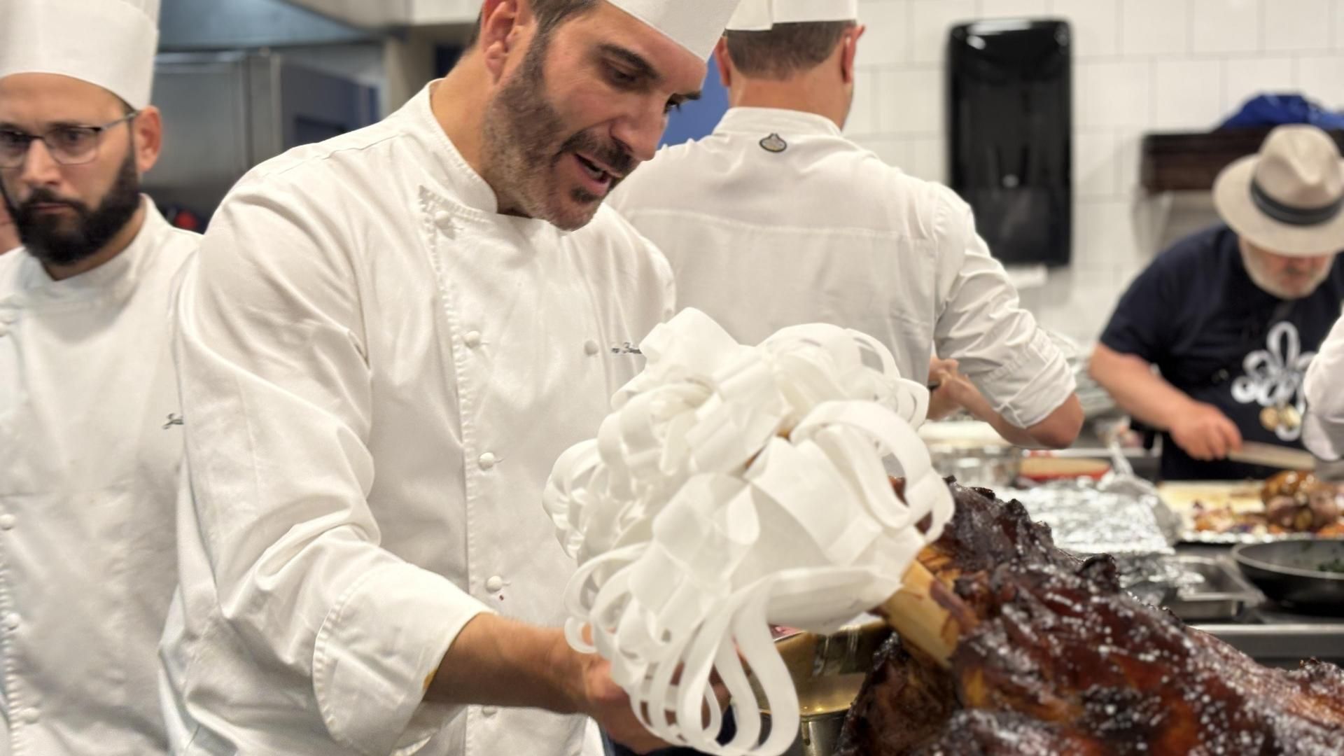 El chef Mario Sandoval durante el servicio de anoche.