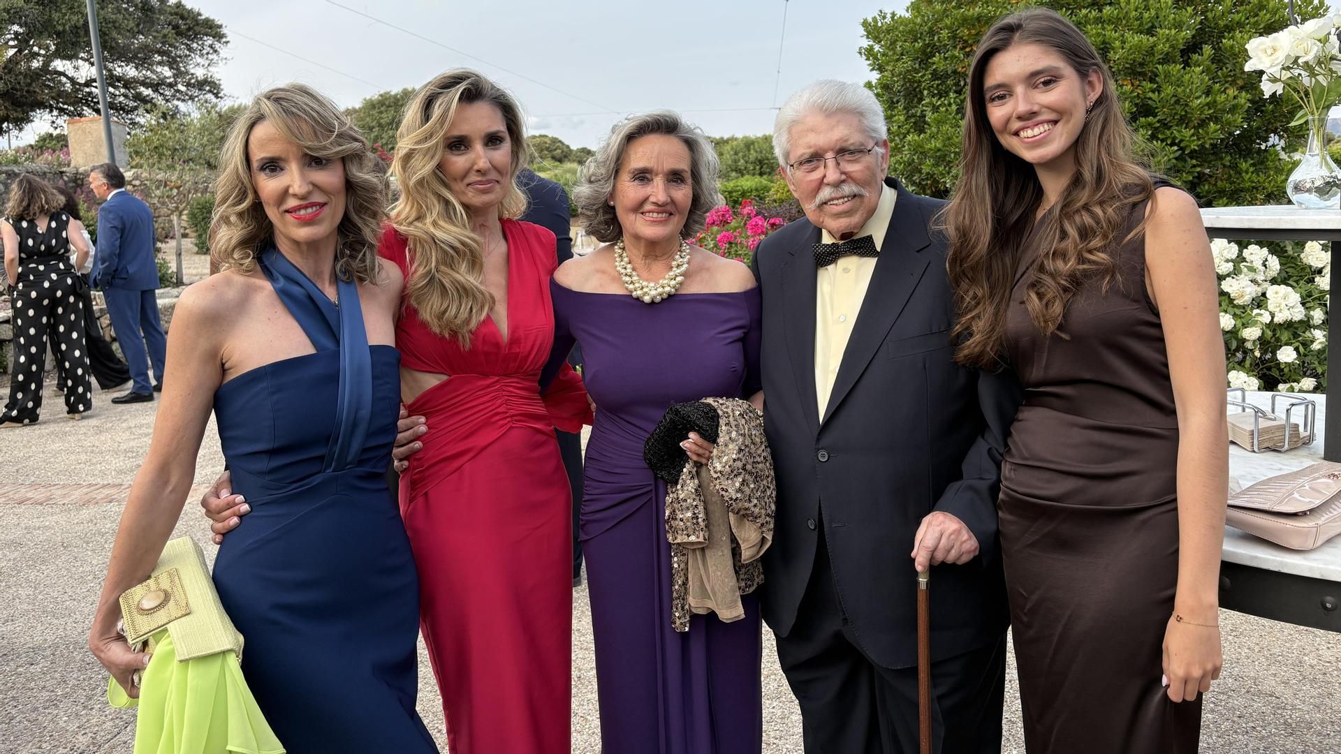 Salvador junto a su mujer, Toñi; dos de sus hijas, Mónica y Margarita; y una de sus nietas, Marina.