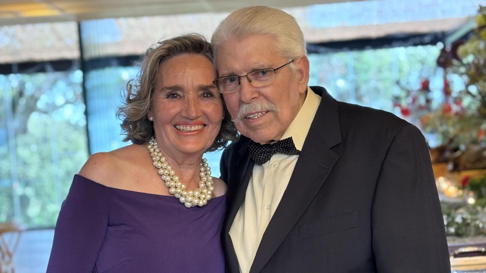 El homenajeado junto a su esposa, Toñi.