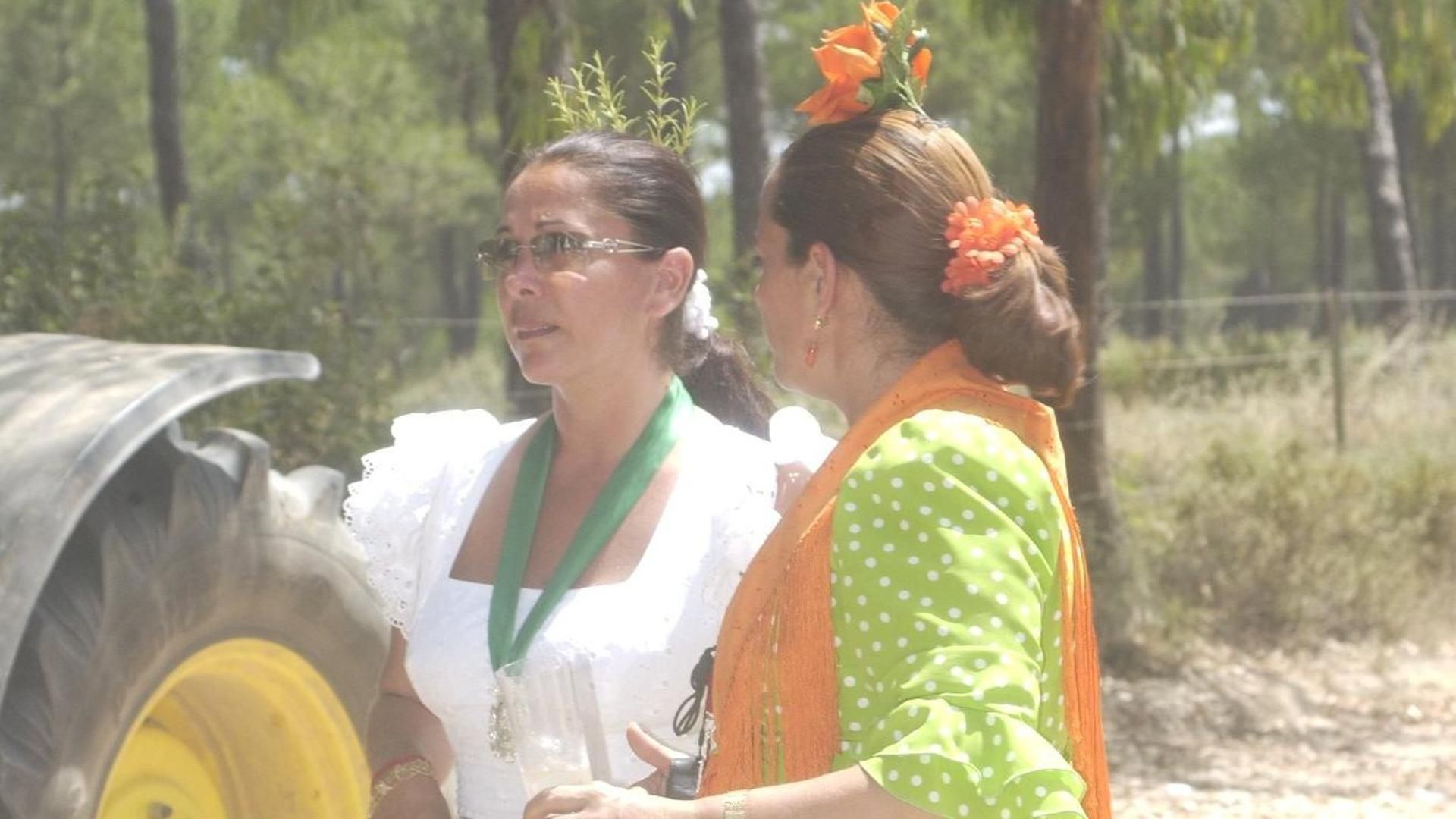 Isabel Pantoja acompañada en El Rocío