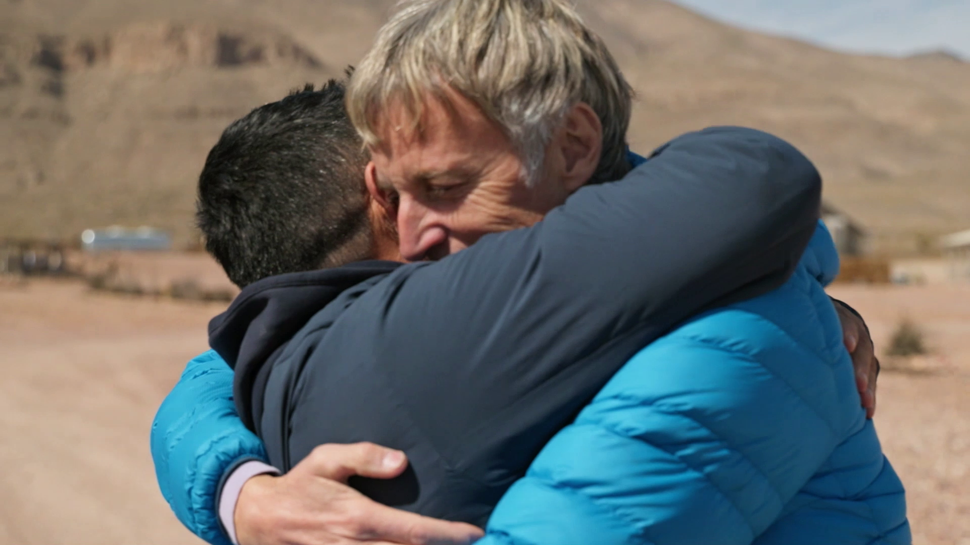 La emotiva despedida de Jesús Calleja y su hijo Ganesh: "Nunca te había visto llorar"