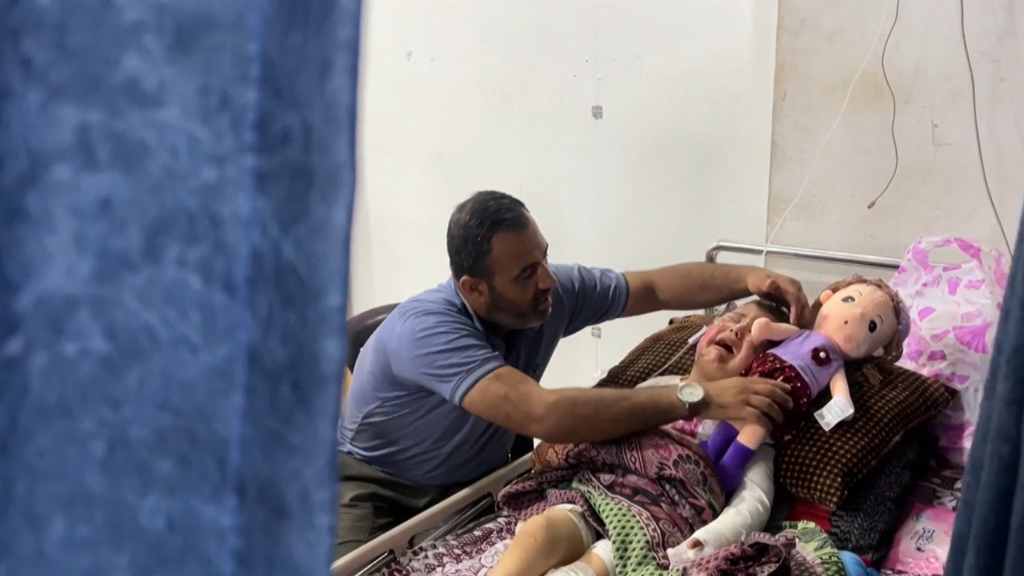 La historia de Hanin, la niña que escapó de las llamas en un bombardeo en Gaza: "Vio a sus padres arder"
