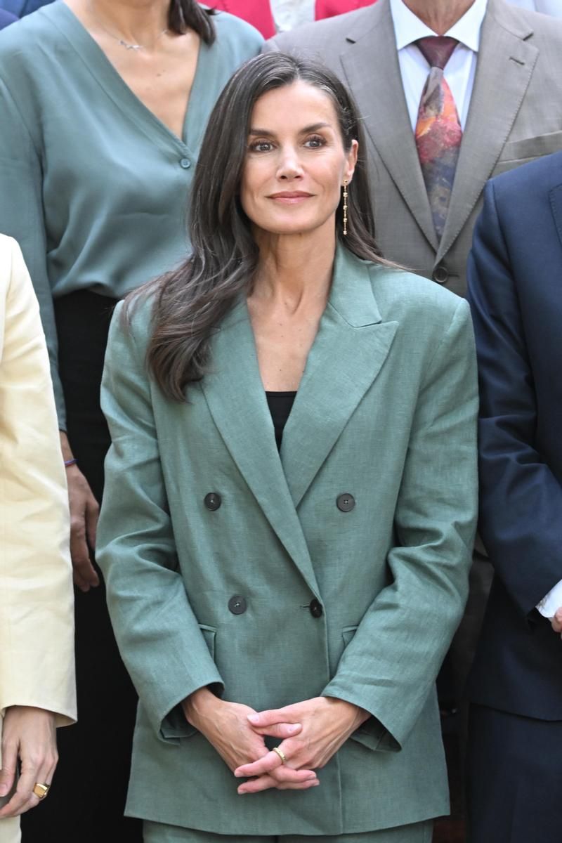 La reina Letizia, con pendientes de la joyería Sure, de Alfafar
