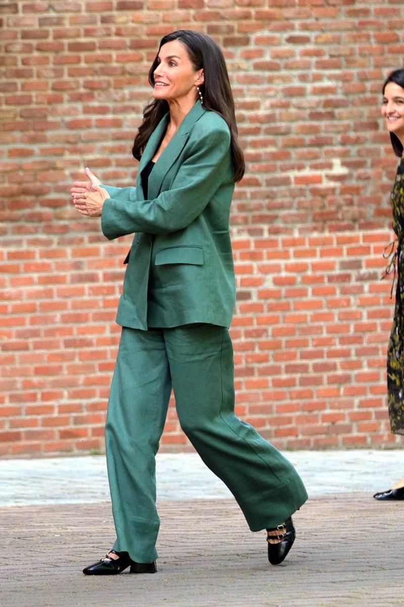 La reina Letizia con su nuevo traje de Mango