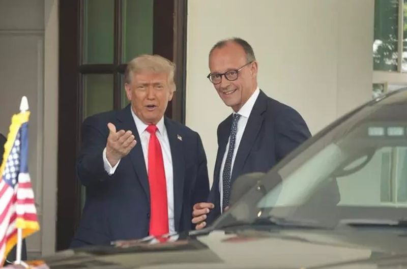 Friedrich Merz sale indemne de la Casa Blanca tras un regalo a Donald Trump