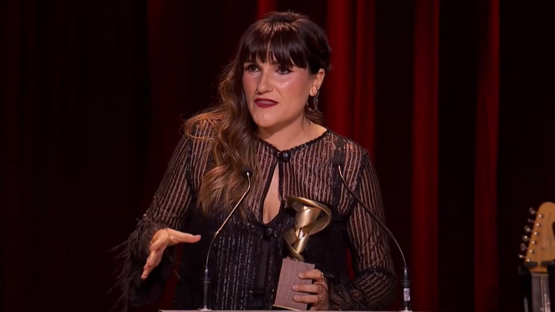 Rozalen recogiendo uno de los premios que ganó