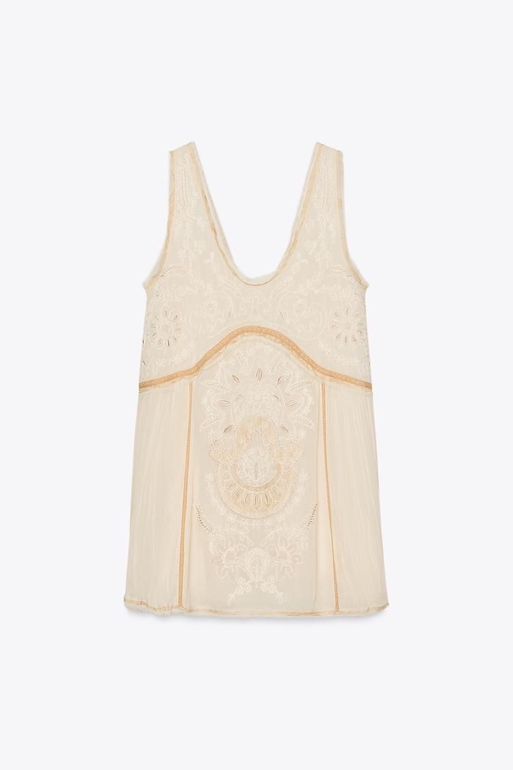 Silueta del vestido de Zara con bordados más vendido en los últimos días