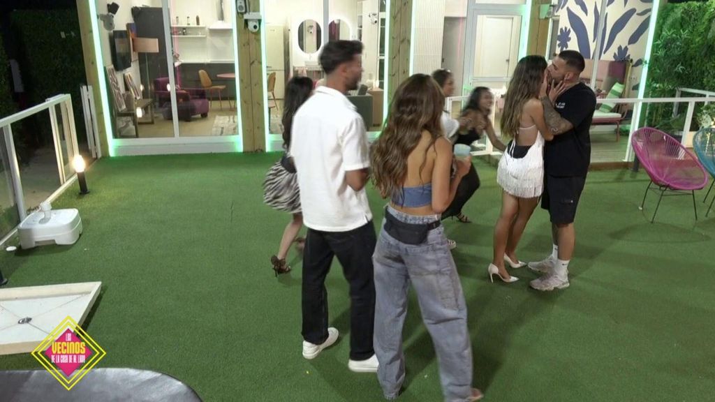 El beso más apasionado entre Maica y Barranco mientras los vecinos gritan: ¡Qué bonito! Los vecinos de la casa de al lado Temporada 2 Top Vídeos 1697