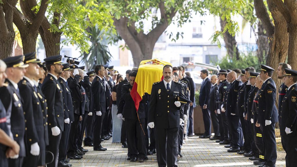 Dolor y lágrimas en el funeral al subinspector Antonio Ramos, el policía que murió en el accidente de Málaga