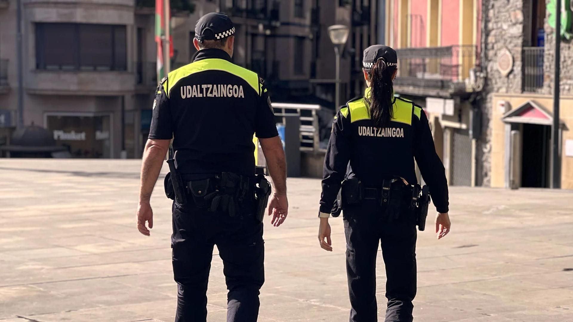 Dos agentes de la Policía Municipal de la localidad guipuzcoana de Beasain