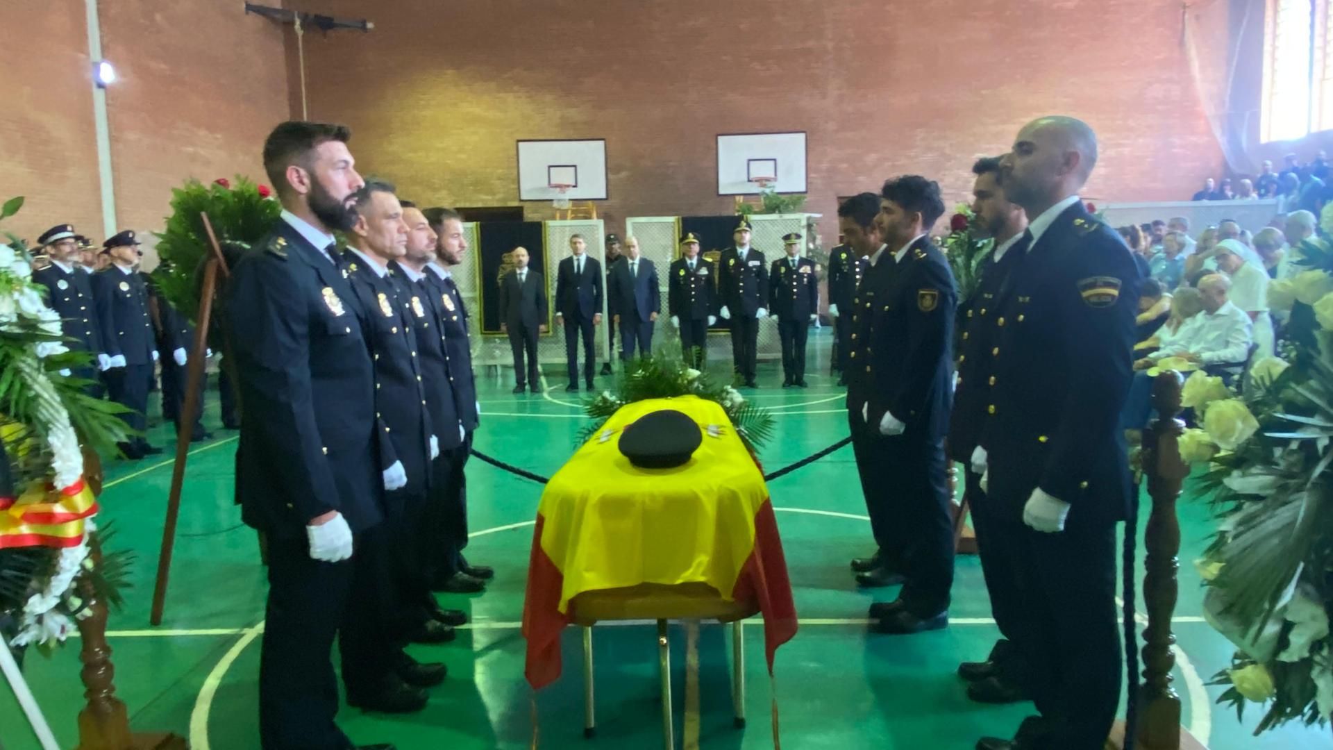 El féretro de Antonio custodiado por sus compañeros de la Policía Nacional de Málaga