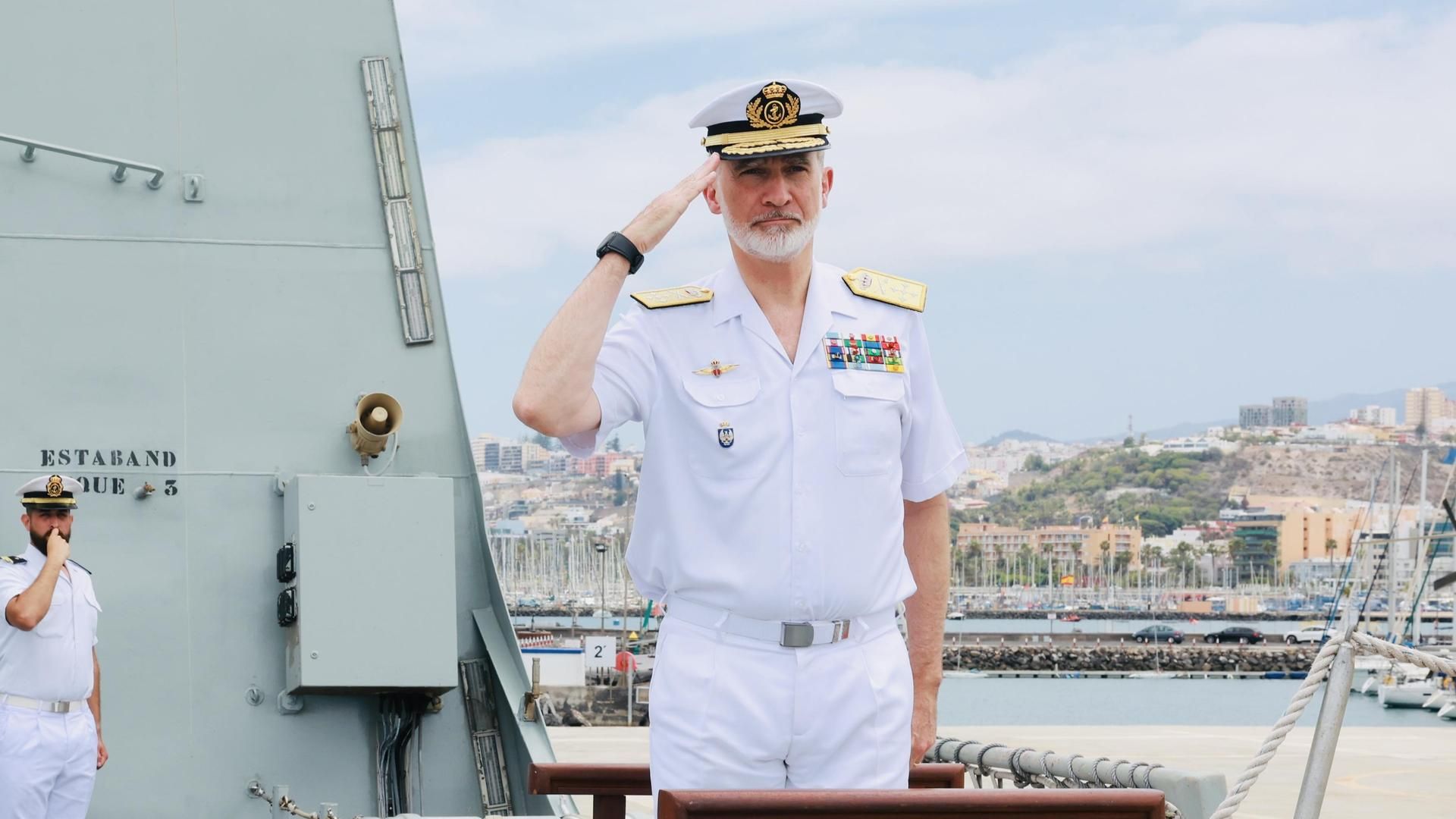 El rey Felipe VI preside la exhibición naval por la conmemoración de las  Fuerzas Armadas