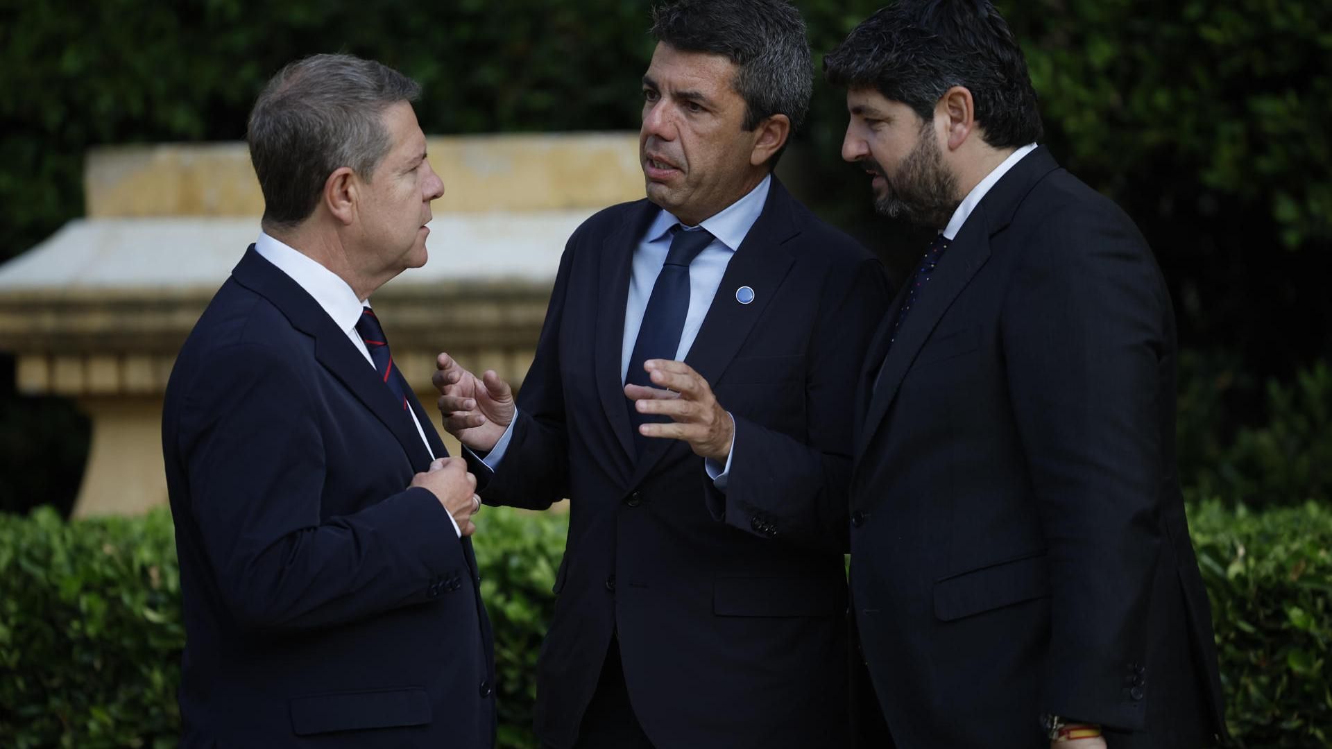 Emiliano García Page con los presidentes autonómicos del PP, Carlos Mazón, de Valencia y el de Murcia, Fernando López Mirás