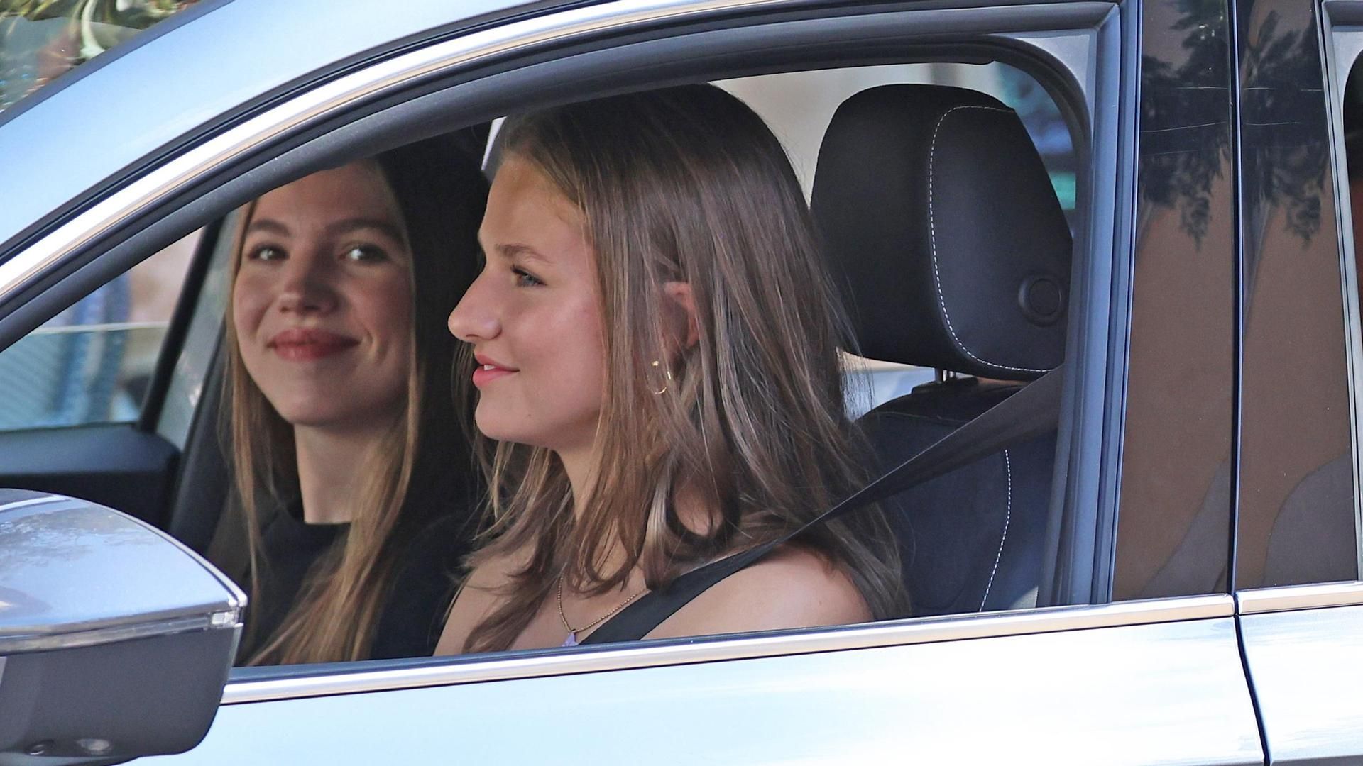 Leonor conduciendo y su hermana Sofía de copiloto