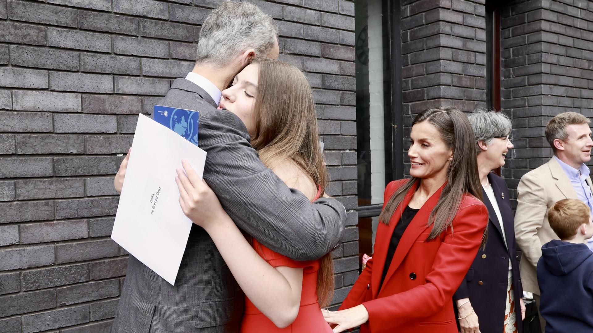 La infanta Sofía y los reyes Felipe y Letizia en su graduación