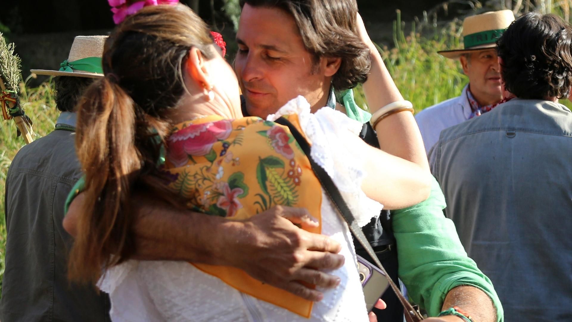 Fran Rivera y Lourdes Montes, besándose en El Rocío
