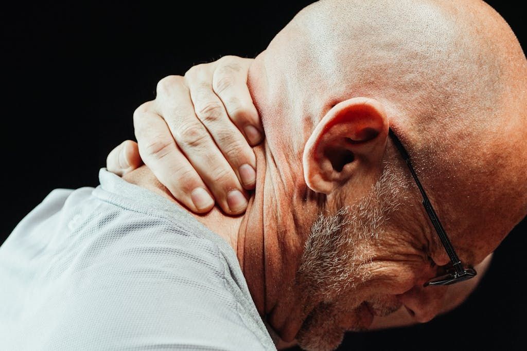 Hombre con molestia en el cuello Hombre con molestia en el cuello